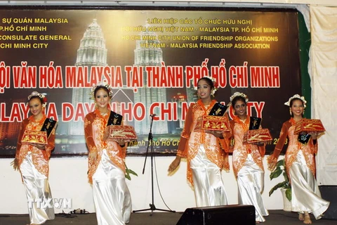 Các em học sinh Malaysia biểu diễn văn nghệ chào mừng “ Ngày hội Văn hóa Malaysia tại thành phố Hồ Chí Minh.” Ảnh minh họa. (Nguồn: TTXVN) 