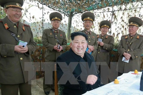 Nhà lãnh đạo Kim Jong-Un (giữa) trong chuyến thị sát một đơn vị pháo binh đóng trên đảo Mahap. (Nguồn: Yonhap/TTXVN)