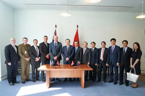 Bộ trưởng Bộ Nhập cư và Bảo vệ Biên giới Australia Peter Dutton, và Bộ trưởng Công an Tô Lâm tại lễ ký kết. (Nguồn: Đại sứ quán Australia) 
