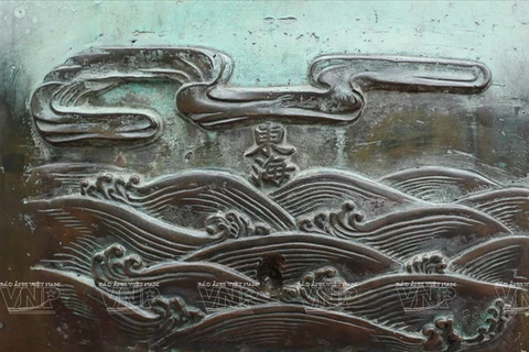 Hình tượng biển Đông Hải được khắc trên Cao đỉnh. Biển Đông Hải có quần đảo Trường Sa và Hoàng Sa được khắc vào năm 1836 dưới triều vua Minh Mạng. (Ảnh: Hoàng Quang Hà)