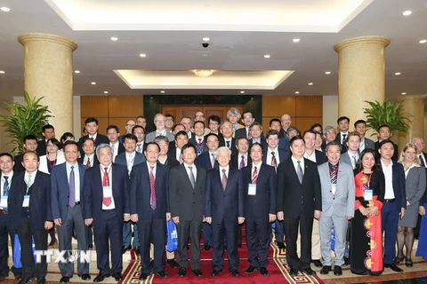 Tổng Bí thư Nguyễn Phú Trọng chụp ảnh chung với các đại biểu. (Ảnh: Trí Dũng/TTXVN) 