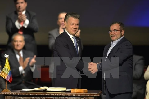 Tổng thống Colombia Juan Manuel Santos (trái) và thủ lĩnh tối cao FARC Timoleon Jimenez. (Nguồn: AFP/TTXVN)