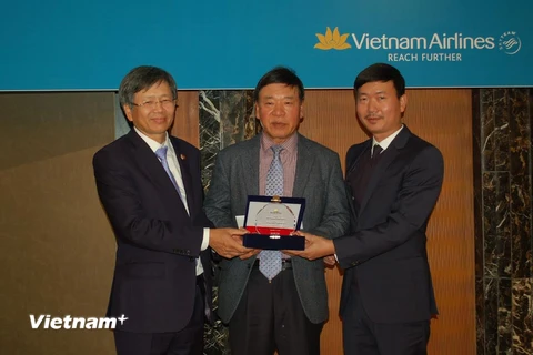 Đại sứ Phạm Hữu Chí (ngoài cùng bên trái) và ông Lưu Anh Tuấn (ngoài cùng bên phải) trao giải thưởng cho Đại lý bán vé xuất sắc nhất năm 2016. (Ảnh: Vũ Toàn-Phạm Duy/Vietnam+)
