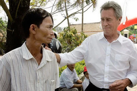 Ông Colburn (bên phải) tại Việt Nam năm 2008. (Nguồn: AP)