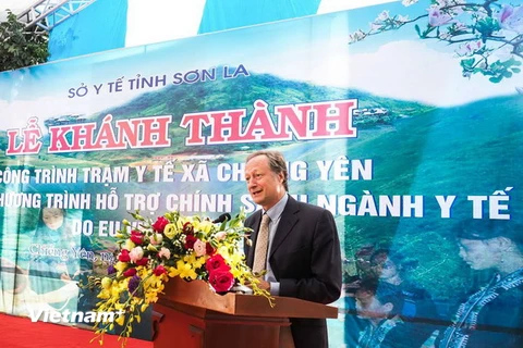 Đại sứ, Trưởng Phái đoàn Liên minh châu Âu tại Việt Nam Bruno Angelet phát biểu tại lễ khánh thành công trình trạm y tế xã Chiềng Yên, Sơn La. (Ảnh: Hồng Điệp/Vietnam+) 