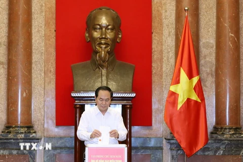 Chủ tịch nước Trần Đại Quang quyên góp ủng hộ đồng bào miền Trung. (Ảnh: Nhan Sáng/TTXVN) 