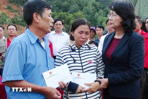 Phó Chủ tịch nước Đặng Thị Ngọc Thịnh thăm hỏi và trao tiền hỗ trợ cho đại diện gia đình có người thân bị thiệt mạng trong vụ sạt lở núi ở thôn Phước Lộc, thành phố Nha Trang. (Ảnh: Tiên Minh/TTXVN)