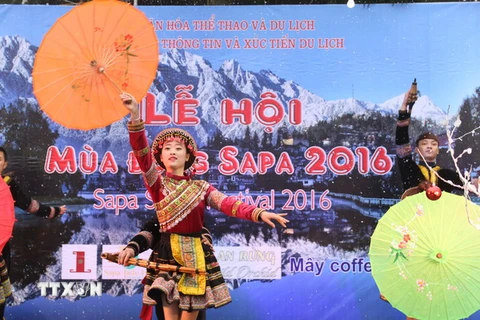 Biểu diễn ca múa nhạc dân tộc tại lễ hội. (Ảnh: Huy Thông/TTXVN) 