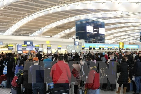 Hành khách đợi tại sân bay Heathrow. (Nguồn: AFP/TTXVN) 
