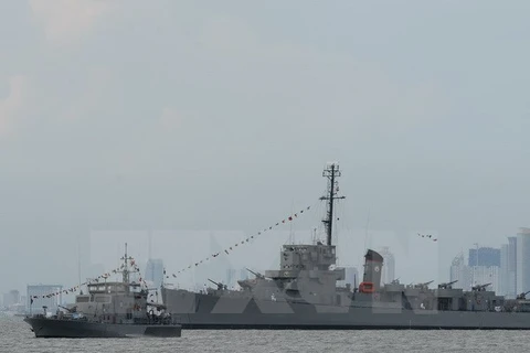 Tàu chiến BRP Rajah Humabon (phải) và tàu tuần tra Philippines. (Nguồn: AFP/TTXVN) 