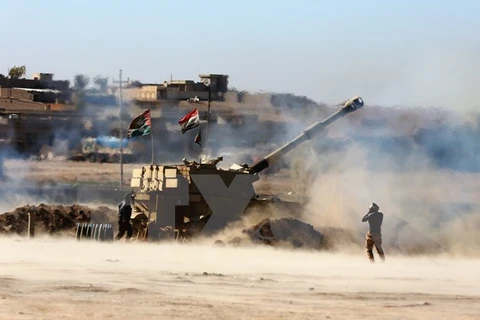 Quân đội Iraq bắn đạn pháo tấn công thành trì của IS tại Đông Bắc Mosul. (Nguồn: EPA/TTXVN)