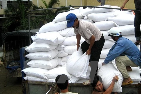 Chuyển gạo cứu trợ cho nhân dân vùng lũ. (Ảnh: Thái Sơn/TTXVN)