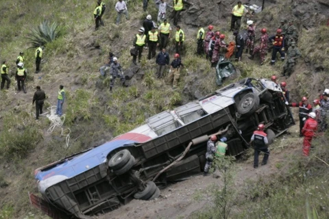 Hiện trường một vụ tai nạn thảm khốc ở Ecuador. (Nguồn: IBN Live)