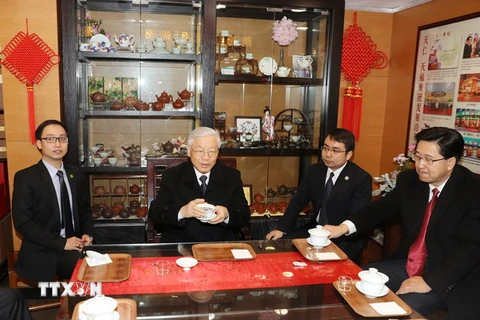  Tổng Bí thư Nguyễn Phú Trọng tham quan phố cổ Hà Phường và thưởng thức trà Long Tỉnh. (Ảnh: Trí Dũng/TTXVN) 
