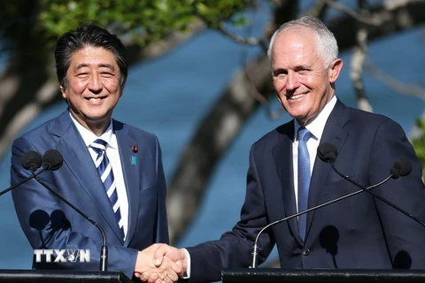 Thủ tướng Australia Malcolm Turnbull (phải) và Thủ tướng Nhật Bản Shinzo Abe (trái) trong cuộc họp báo chung tại Sydney ngày 14/1. (Nguồn: EPA/ TTXVN) 