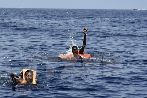Người di cư chờ đợi được cứu trên biển Địa Trung Hải ở ngoài khơi Libya. (Nguồn: AFP/TTXVN)