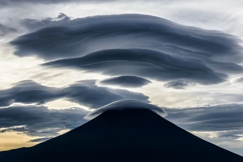 Mây vờn trên đỉnh núi Phú Sĩ, Nhật Bản. (Nguồn: NatGeo)