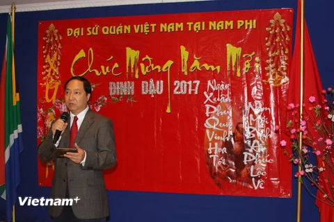 Đại sứ Việt Nam tại Nam Phi Vũ Văn Dũng chúc mừng bà con người Việt nhân dịp tết cổ truyền Đinh Dậu 2017. 