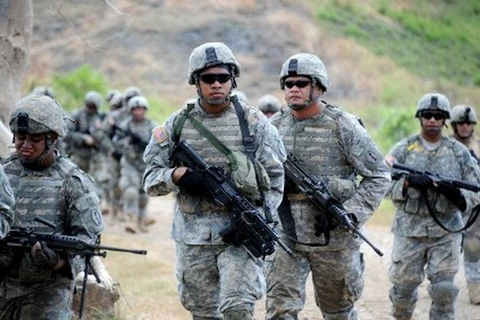 Binh sỹ Mỹ và Philippines trong một cuộc tập trận tại pháo đài Magsaysay. (Nguồn: AFP)