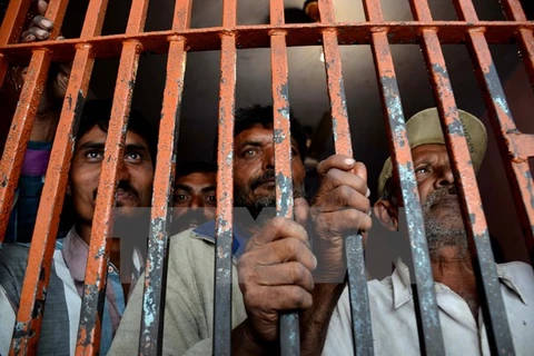 Các ngư dân Ấn Độ bị bắt giữ tại đồn cảnh sát Karachi ngày 6/3/2015. (Nguồn: AFP/TTXVN)