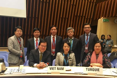 Đoàn đại biểu Việt Nam tham dự kỳ họp lần thứ 140 Hội đồng Chấp hành Tổ chức Y tế Thế giới (WHO). (Ảnh: Hoàng Hoa/Thụy Sĩ) 