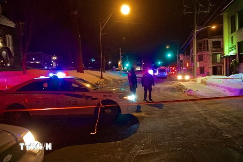 Cảnh sát phong tỏa hiện trường vụ xả súng tại Quebec ngày 30/1. (Nguồn: EPA/TTXVN) 