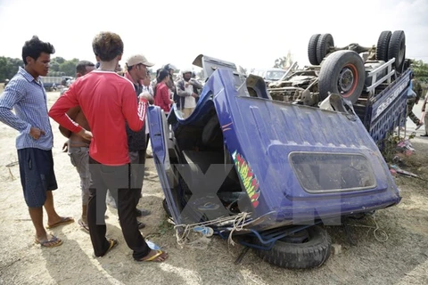 Hiện trường một vụ tai nạn tại Campuchia. (Nguồn: THX/TTXVN)
