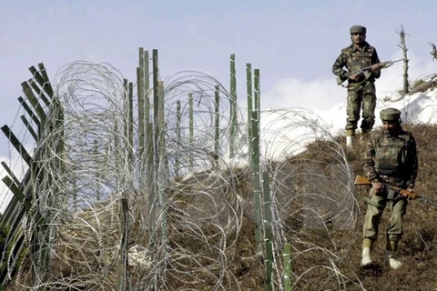 Binh sỹ Ấn Độ tuần tra dọc đường biên giới LoC giữa Ấn Độ và Pakistan. (Nguồn: AFP/TTXVN)