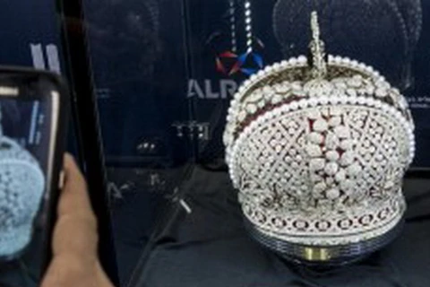 Bản sao vương miện nữ hoàng Catherin đại đế của Nga được gắn tổng trọng lượng 1.900 carat kim cương, có giá trị ước tính 20 triệu USD được trưng bày tại triển lãm. (Nguồn: AFP) 