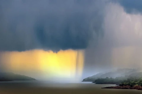 Tia sáng. Tác giả đã chụp được bức ảnh về những tia sáng sau cơn mưa do gió mùa ở Maharashtra, Ấn Độ. (Nguồn: NatGeo)