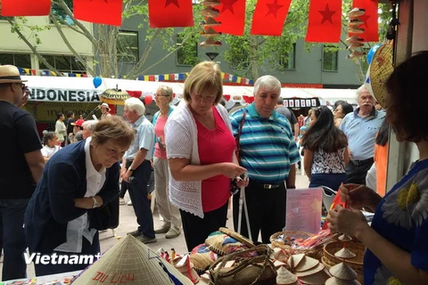 Các du khách thích thú ngắm nhìn đồ lưu niệm tại gian hàng của Việt Nam ở Lễ hội đa văn hóa quốc gia 2017 ở Canberra. (Ảnh: Khánh Linh/Vietnam+)