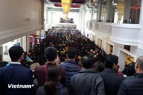 Quá tải du khách tại ga chờ đi cáp treo Fansipan. (Nguồn: Vietnam+)