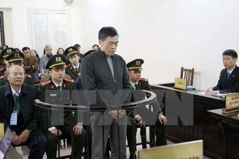 Bị cáo Trần Văn Liêm, nguyên Tổng giám đốc Vinashinlines đứng trước vành móng ngựa. (Ảnh: Doãn Tấn/TTXVN)