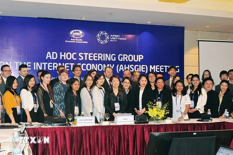 Đại biểu các nền kinh tế APEC tham dự phiên họp chụp ảnh chung. (Ảnh: Nguyễn Khang/TTXVN) 