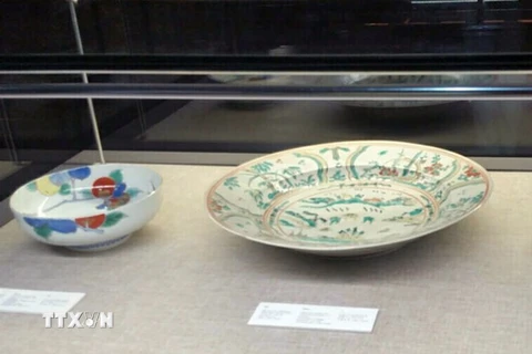 Bộ sưu tập dòng đồ sứ màu nổi tiếng của Nhật Bản vào thế kỷ XVII-XVIII. (Ảnh: Quốc Việt/TTXVN) 