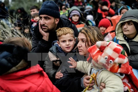 Người di cư chờ tại Canakkale, Thổ Nhĩ Kỳ để tìm cách vượt biển tới Hy Lạp. (Nguồn: AFP/TTXVN)