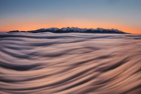 Ảnh đẹp trong tuần: Sóng cuộn mây trên đỉnh dãy núi Karpat