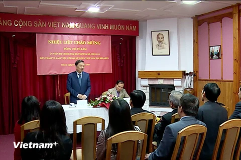 Bộ trưởng Tô Lâm thăm Đại sứ quán Việt Nam tại Belarus. (Ảnh: Quang Vinh/Vietnam+)