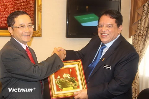 Tổng thư ký đảng UMNO Tengku Adnan Tengku Mansor tiếp Đại sứ Việt Nam tại Malaysia Phạm Cao Phong. (Ảnh: Lê Hòa/Vietnam+) 