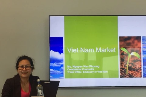 Tham tán Thương mại Nguyễn Kim Phượng trình bày về môi trường đầu tư tại Việt Nam với các doanh nghiệp New Zealand. (Ảnh do Đại sứ quán Việt Nam tại New Zealand cung cấp) 