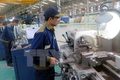 Công nhân sản xuất cơ khí ôtô tại Khu kinh tế mở Chu Lai. (Ảnh: Đỗ Trưởng/TTXVN)