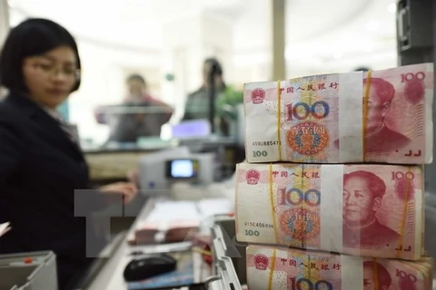 Giao dịch tại một ngân hàng ở tỉnh Giang Tô, Trung Quốc. (Nguồn: THX/TTXVN)