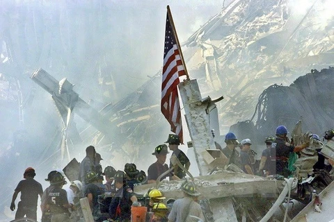 Nhân viên cứu hộ nỗ lực tìm kiếm các nạn nhân mắc kẹt dưới những đống đổ nát tại Trung tâm Thương mại Thế giới ở New York, Mỹ. (Nguồn: EPA/TTXVN) 