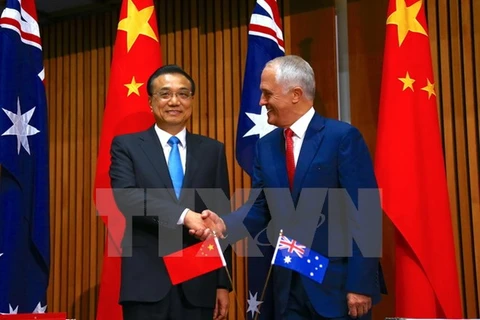 Thủ tướng Australia Malcolm Turnbull và người đồng cấp Trung Quốc Lý Khắc Cường. (Nguồn: AFP/TTXVN)