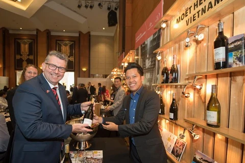 Đại sứ Australia tại Việt Nam Craig Chittick tại buổi thử rượu. (Nguồn: Đại sứ quán Australia)