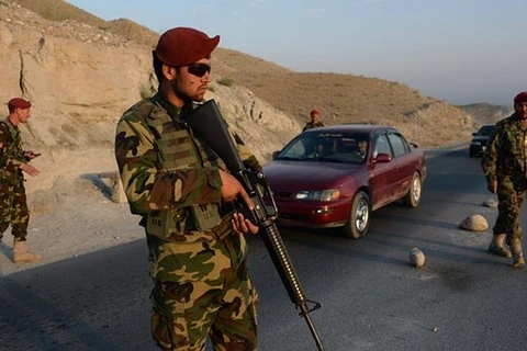Binh sĩ Afghanistan tại một trạm kiểm soát ở nước này (Nguồn: Guardian)