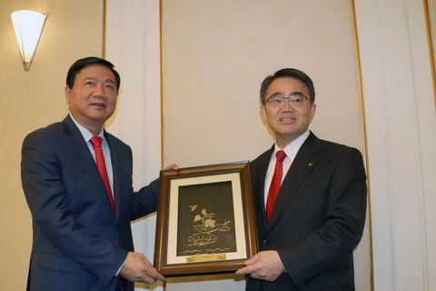 Bí thư Thành ủy Thành phố Hồ Chí Minh Đinh La Thăng tặng quà Thống đốc tỉnh Aichi Hideaki Ohmura. (Ảnh: Tiến Lực/Vietnam+)
