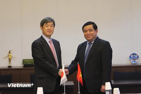 Bộ trường Bộ Kế hoạch đầu tư Nguyễn Chí Dũng tiếp Cơ quan hợp tác quốc tế Nhật Bản Kitaoka Shinichi. (Ảnh: Nguyễn Tuyến/Vietnam+)