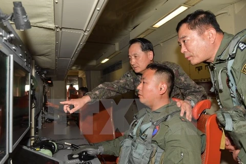 Tư lệnh Hải quân Hàn Quốc Um Hyun-seong (trái) thị sát một cuộc tập trận của Hải quân Hàn quốc. (Nguồn: YONHAP/TTXVN)