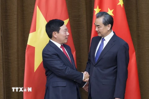 Phó Thủ tướng , Bộ trưởng Ngoại giao Phạm Bình Minh (trái) và Bộ truởng Ngoại giao Trung Quốc Vương Nghị (phải) tại cuộc gặp ở Bắc Kinh, Trung Quốc ngày 18/4. (Nguồn: THX/TTXVN)